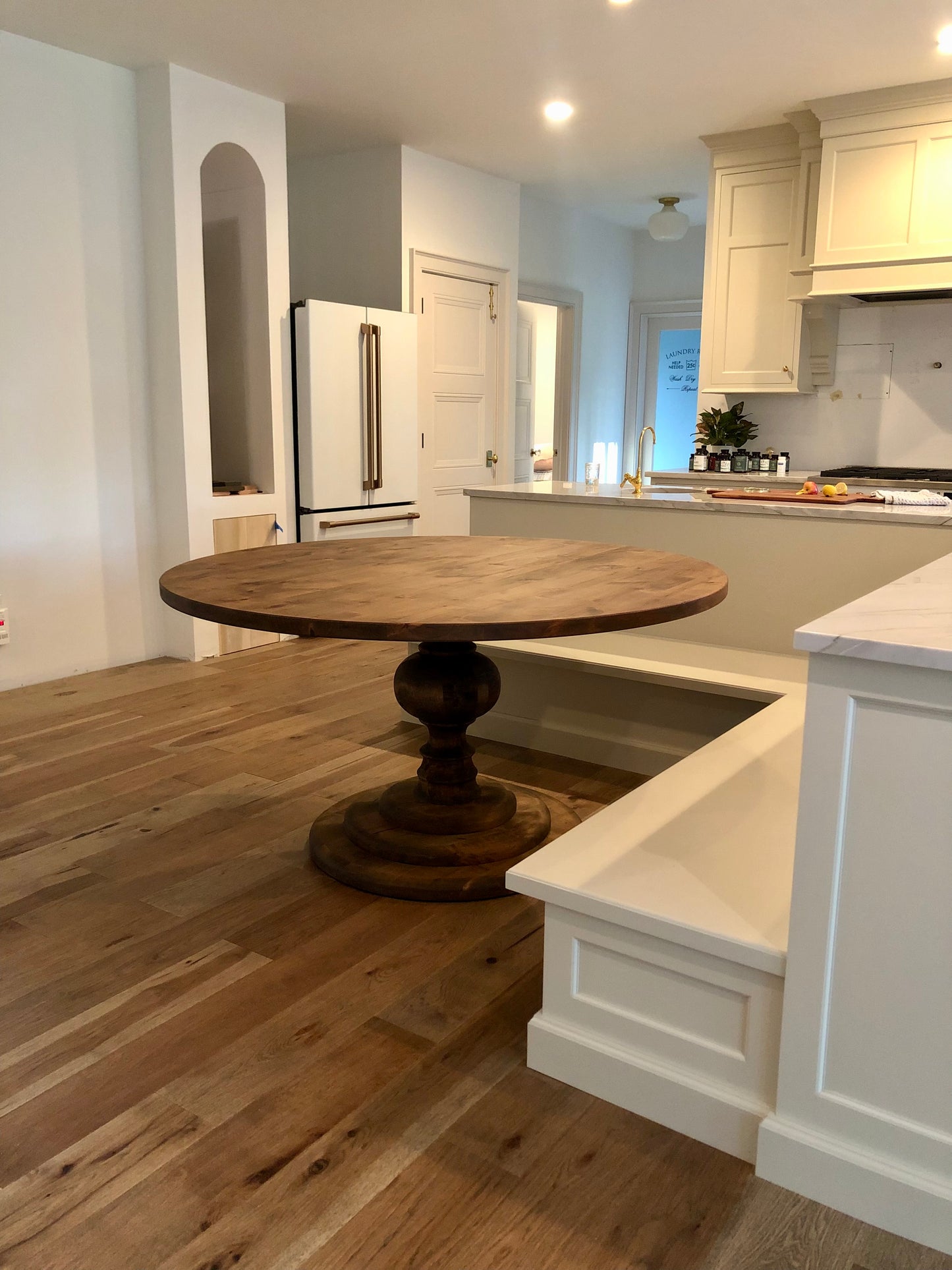 Free shipping - PINE round pedestal table